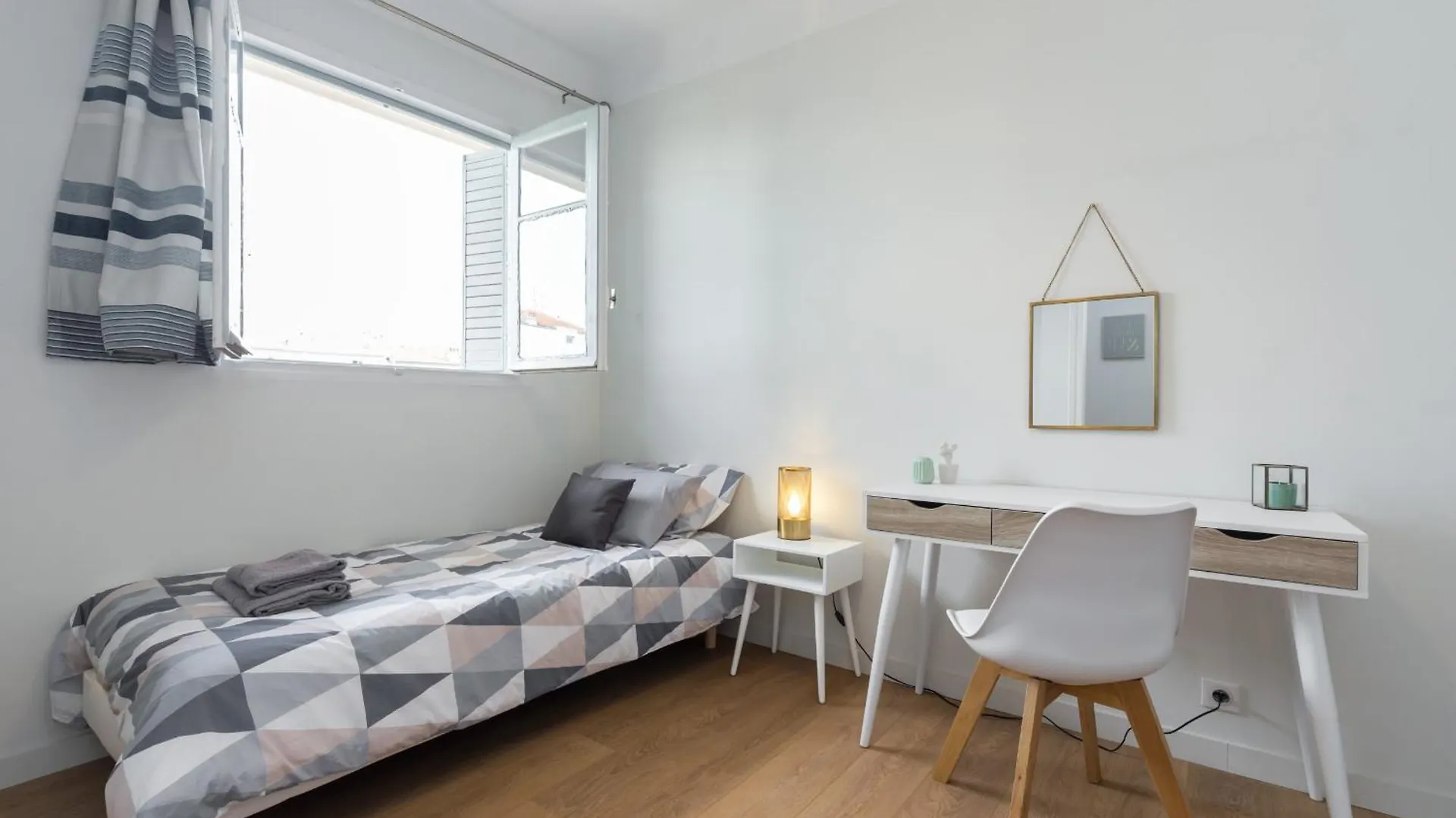 Apartment Ultra Central Large 2 Bdr Near Massena Square Nice